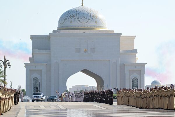 La caravana del presidente ruso Vladímir Putin llega al palacio Qasr Al Watan en Abu Dabi, la capital de Emiratos Árabes Unidos. - Sputnik Mundo