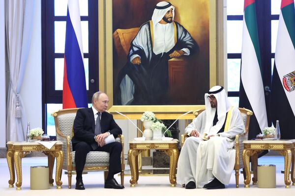 El presidente de Rusia, Vladímir Putin, y el presidente de Emiratos Árabes Unidos, el jeque Mohammed bin Zayed Al Nahyan, en una ceremonia oficial celebrada en el palacio Qasr Al Watan de Abu Dabi. - Sputnik Mundo