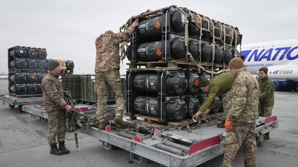 Misiles antitanque Javelin, entregados como parte de la ayuda de Estados Unidos a Ucrania - Sputnik Mundo