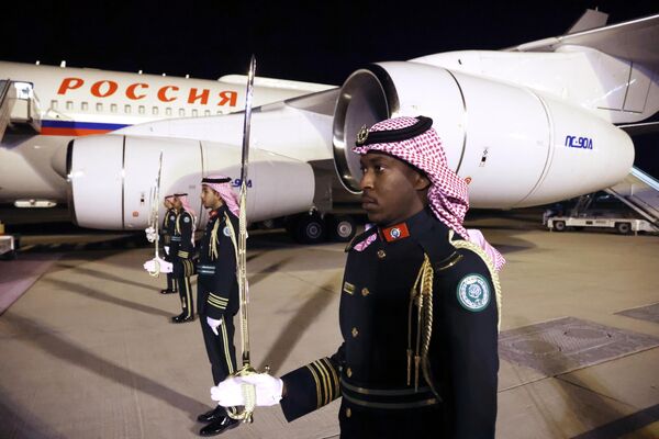 Guardia de honor durante la recepción de bienvenida del presidente ruso Vladimir Putin en el aeropuerto de Riad, Arabia Saudita.  - Sputnik Mundo