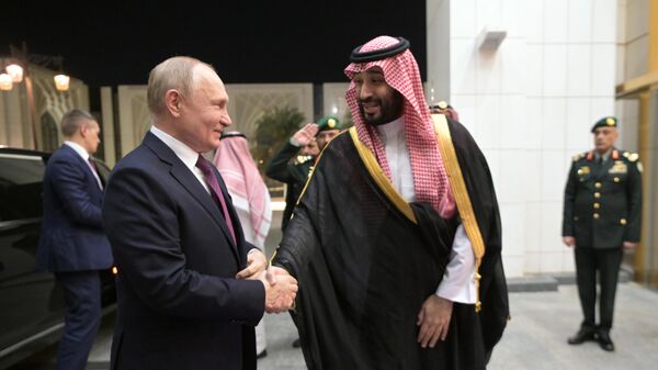 El presidente de Rusia, Vladímir Putin, y el príncipe heredero saudí, Mohammed bin Salmán, el 6 de diciembre, 2023 - Sputnik Mundo