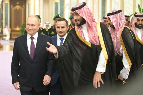 El príncipe heredero saudí y presidente del Consejo de Ministros, Mohamed bin Salmán Al Saud, durante la reunión calificó al dirigente ruso de &quot;invitado especial&quot; para el reino. - Sputnik Mundo