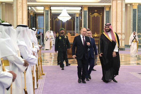 La reunión de Vladímir Putin con el príncipe heredero, Mohamed bin Salmán Al Saud, tuvo lugar en el complejo palaciego Al Yamamah del rey saudí. - Sputnik Mundo