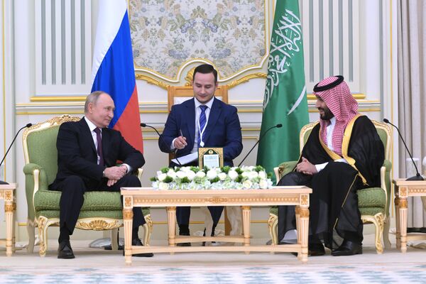 La conversación con los dirigentes saudíes también fue intensa. Las partes acordaron proseguir la cooperación en el área de las inversiones, discutieron el estado del mercado energético y la cooperación en la OPEP+, y alcanzaron acuerdos sobre otros asuntos. - Sputnik Mundo