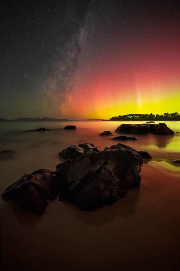 Aurora Explosion (Explosión de auroras), del fotógrafo estadounidense Jason Perry. La imagen fue tomada en la isla de Tasmania, Australia. - Sputnik Mundo