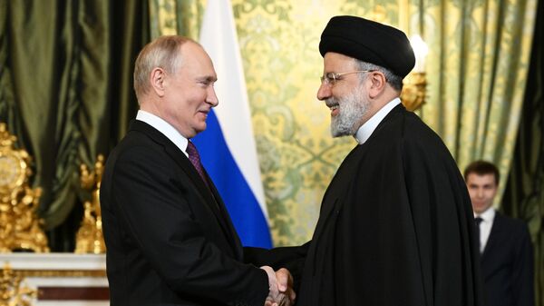 El presidente de Rusia, Vladímir Putin, y su homólogo de Irán, Ebrahim Raisi, el 7 de diciembre, 2023 - Sputnik Mundo