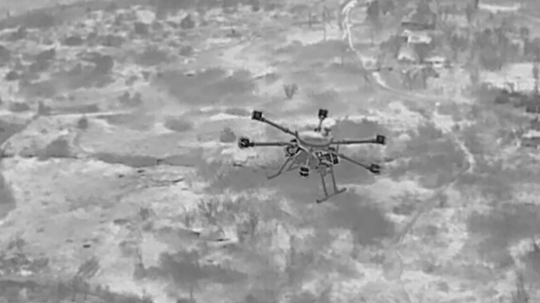 Guerra de drones: una aeronave no tripulada rusa embiste contra un hexacóptero ucraniano - Sputnik Mundo