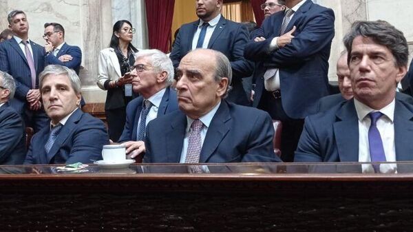  El futuro ministro del Interior de Argentina, Guillermo Francos (en el centro) - Sputnik Mundo