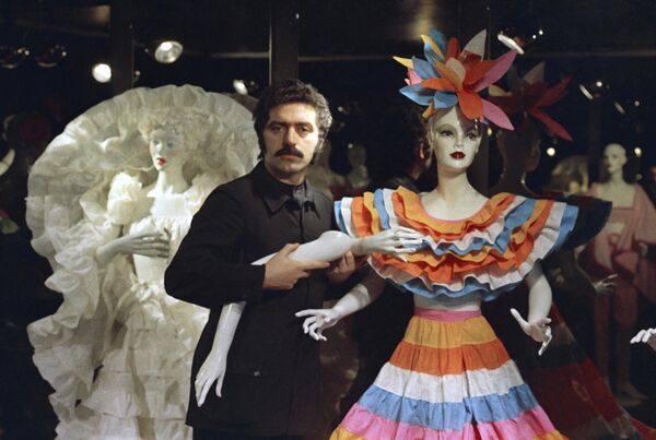 El 3 de febrero, a los 88 años, falleció el diseñador de moda francés y fundador de la casa de moda homónima, Paco Rabanne. Creó vestidos revolucionarios de plástico y metal, inventó la fragancia Calandre, que se traduce como parrilla de automóvil, y sorprendentemente la convirtió en símbolo de la feminidad moderna. - Sputnik Mundo