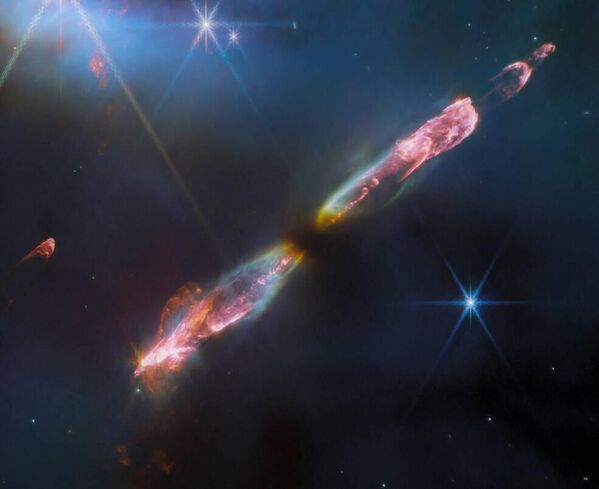 Una imagen del objeto HH 211, situado a unos 1.000 años luz de la Tierra. La imagen fue tomada por el telescopio espacial James Webb. - Sputnik Mundo