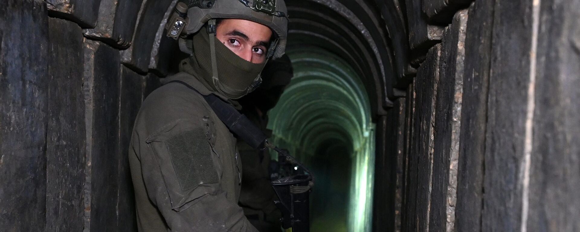 Un soldado israelí se encuentra en un túnel excavado por militantes de Hamás dentro del complejo hospitalario de Al-Shifa en la ciudad de Gaza, el 22 de noviembre de 2023  - Sputnik Mundo, 1920, 13.12.2023