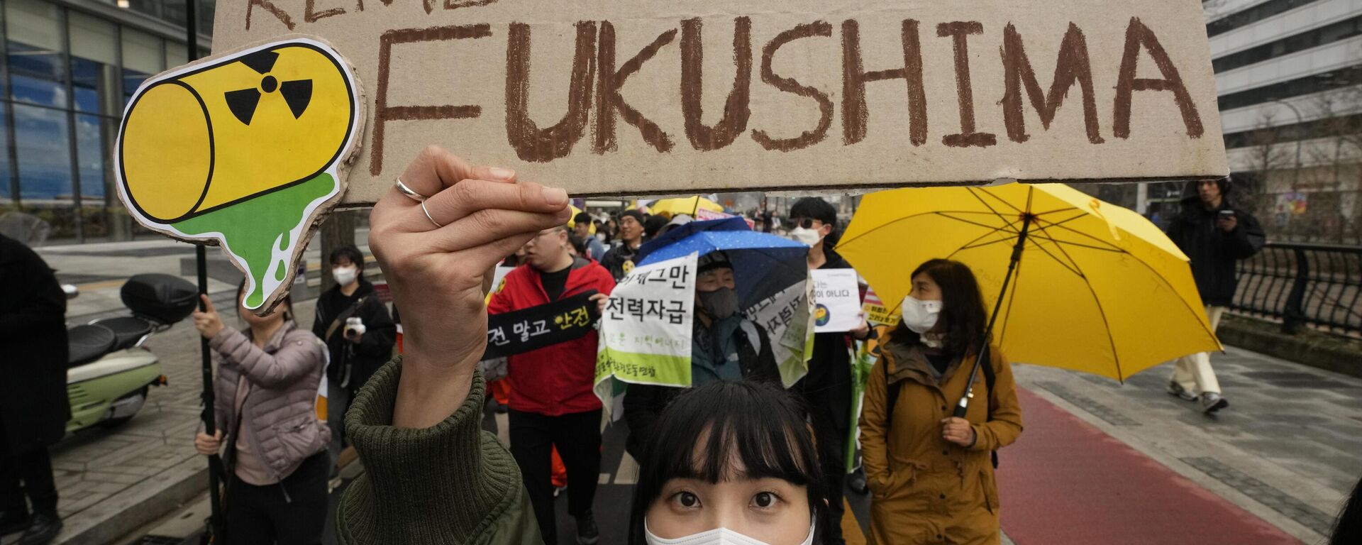 Activistas medioambientales marchan durante una concentración con motivo del 12.º aniversario del desastre nuclear de Fukushima, causado por el terremoto y el tsunami del 11 de marzo en Japón, en Seúl, Corea del Sur, jueves 9 de marzo de 2023 - Sputnik Mundo, 1920, 13.12.2023