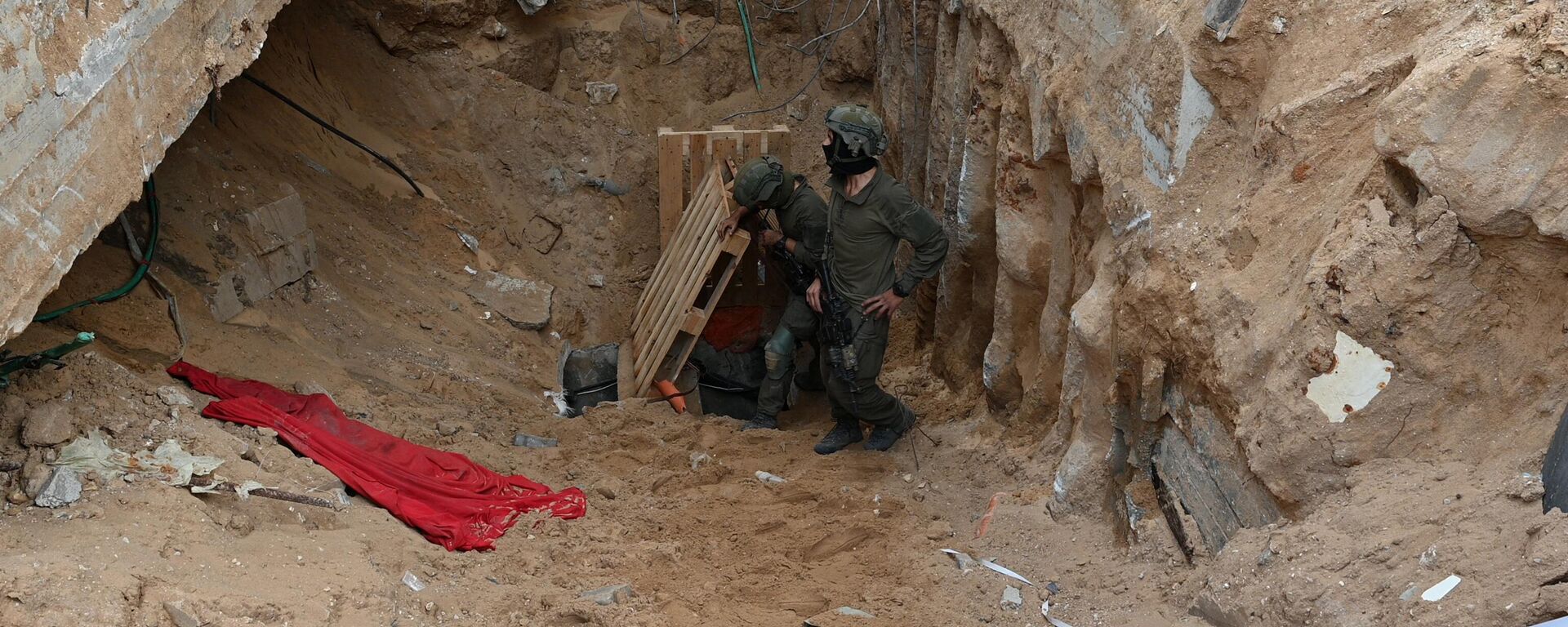 Soldados israelíes junto a lo que el Ejército israelí dice que es la entrada a un túnel excavado por militantes de Hamás. - Sputnik Mundo, 1920, 14.12.2023