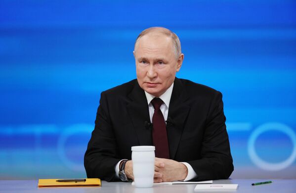 Vladímir Putin mantiene la línea directa con los ciudadanos rusos. - Sputnik Mundo