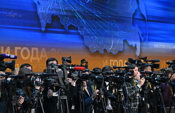 Los periodistas están filmando la gran rueda de prensa del mandatario ruso. - Sputnik Mundo
