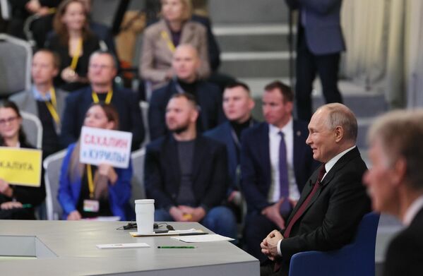 Vladímir Putin escucha una pregunta de la audiencia. - Sputnik Mundo