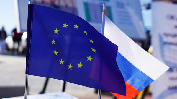Las banderas de la Unión Europea y Rusia - Sputnik Mundo