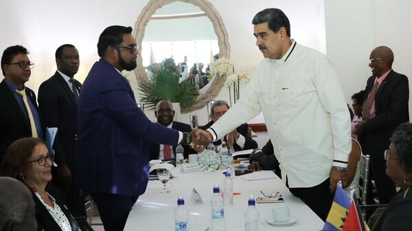 Irfaan Ali y Nicolás Maduro estrechan las manos  - Sputnik Mundo