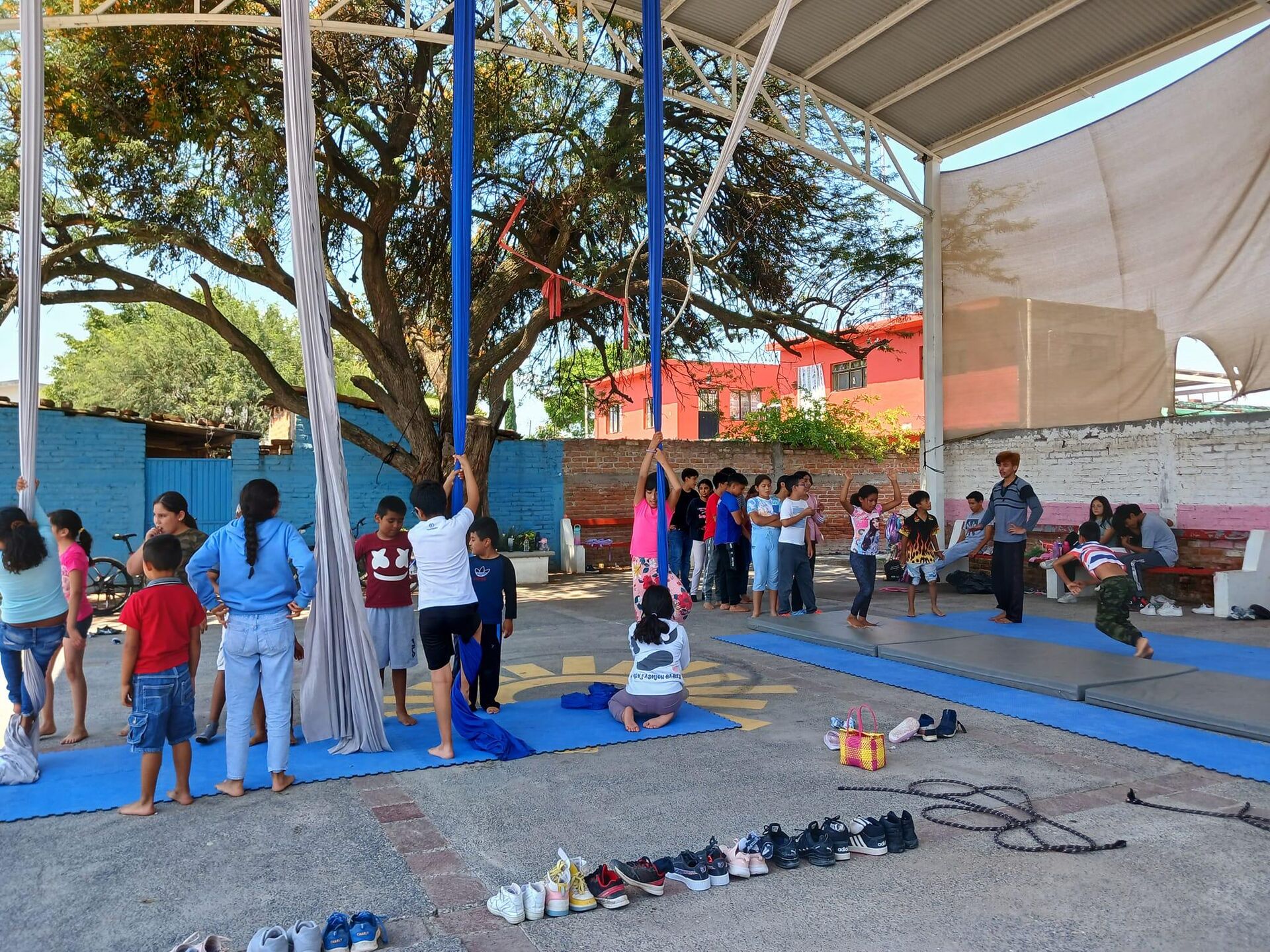 Menores aprenden artes circenses en el Semillero creativo de Santa Cruz de Juventino Rosas, en Guanajuato. - Sputnik Mundo, 1920, 15.12.2023
