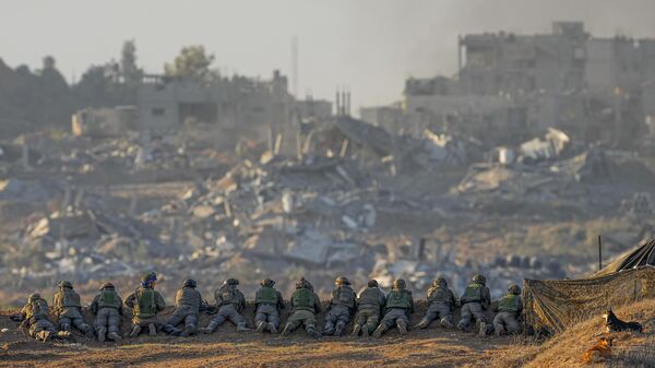 Soldados israelíes toman posiciones cerca de la frontera con la Franja de Gaza en el sur de Israel. - Sputnik Mundo