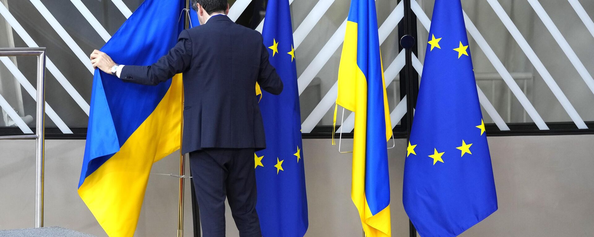 Las banderas de Ucrania y la Unión Europea - Sputnik Mundo, 1920, 16.12.2023