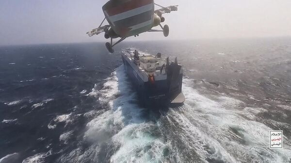 Helicóptero de las fuerzas hutíes junto al barco Galaxy Leader (archivo)  - Sputnik Mundo