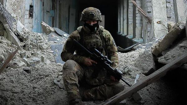 Un soldado ucraniano con la insignia del águila en su uniforme - Sputnik Mundo