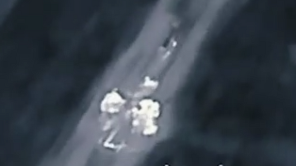 Un vehículo ruso sale intacto tras la épica explosión de un dron ucraniano - Sputnik Mundo