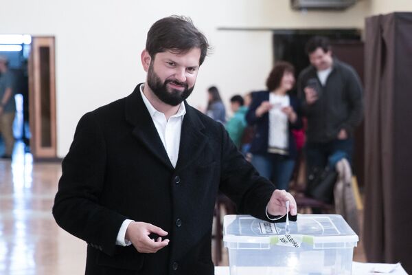 El presidente de Chile ejerciendo el voto en la región de Punta Arenas, de donde es originario. - Sputnik Mundo