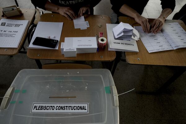 Una mesa de votación en la capital chilena, Santiago. - Sputnik Mundo