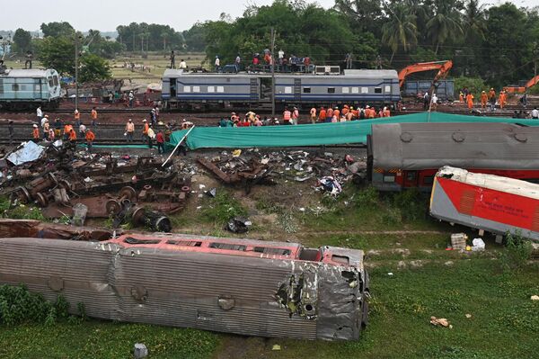 El 2 de junio se produjo en el estado indio de Odisha el mayor accidente ferroviario de las últimas décadas. La colisión de tres trenes causó casi 300 muertos y más de 1.200 heridos. - Sputnik Mundo