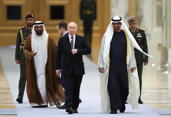 El 6 de diciembre, el presidente ruso, Vladímir Putin, visitó los Emiratos Árabes Unidos (EAU) y Arabia Saudita, donde mantuvo conversaciones con los dirigentes de estos países. En la foto: el jefe de Estado ruso, Vladímir Putin, y el presidente de EAU, jeque Mohamed bin Zayed Nahyan, en la ceremonia del encuentro oficial en el palacio Qasr Al Watan de Abu Dabi. - Sputnik Mundo