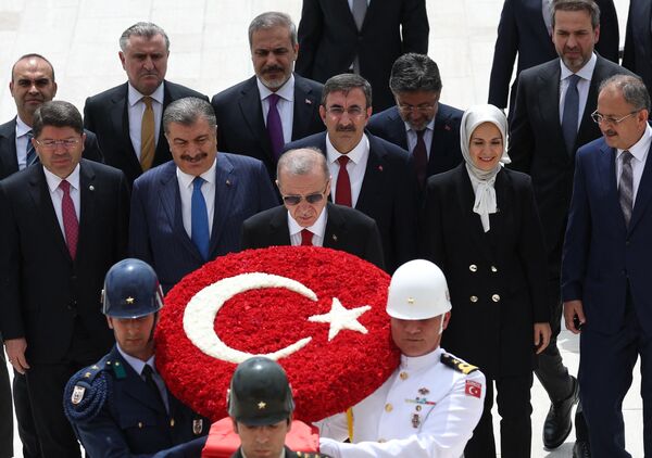 El 28 de mayo, el actual mandatario turco, Recep Tayyip Erdogan (centro) ganó la segunda vuelta de las elecciones presidenciales y revalidó así su cargo por otros cinco años. Este es el tercer mandato de Erdogan como mandatario, y en total lleva más de 20 años en el poder. Fue primer ministro de Turquía de 2003 a 2014. - Sputnik Mundo