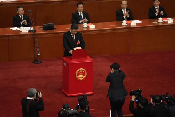El 10 de marzo, Xi Jinping fue elegido presidente de la República Popular China y jefe de la Comisión Militar Central para un tercer mandato de cinco años en la Asamblea Popular Nacional del país. - Sputnik Mundo