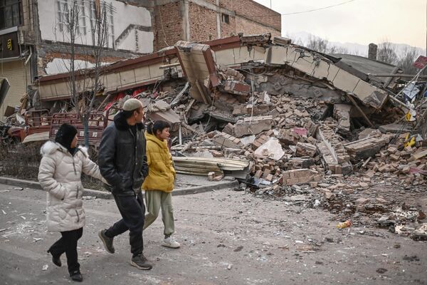 Un fuerte terremoto en el noroeste de China que, según los últimos informes, causó 131 muertos, es el mayor seísmo del país en una década. - Sputnik Mundo
