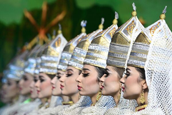 Chicas en trajes nacionales de la república rusa de Adigueya. - Sputnik Mundo