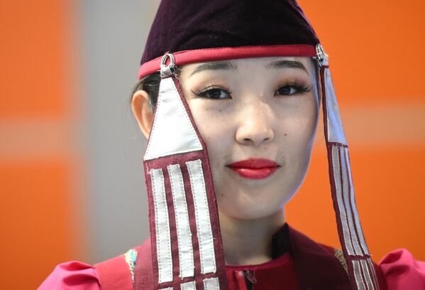 Una chica vistiendo un traje folclórico de la república rusa de Buriatia. - Sputnik Mundo