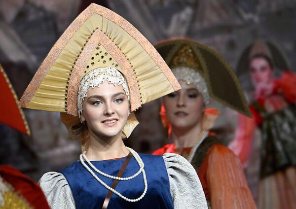 Unas jóvenes en trajes étnicos basados en cuentos y relatos de los Urales. - Sputnik Mundo