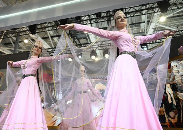 Mujeres bailando en trajes tradicionales de boda de la región rusa de Osetia.  - Sputnik Mundo