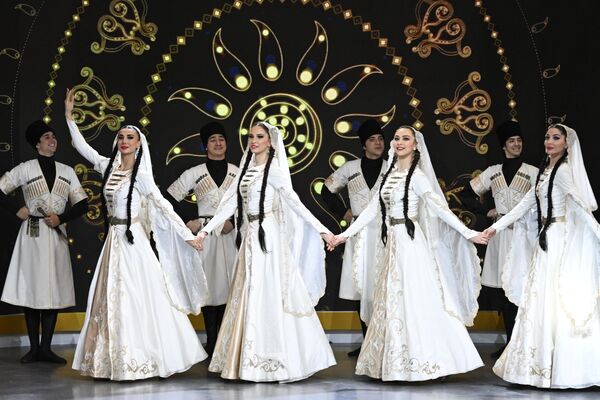 Un grupo de jóvenes, bailando y vistiendo trajes folclóricos de la república rusa de Daguestán. - Sputnik Mundo
