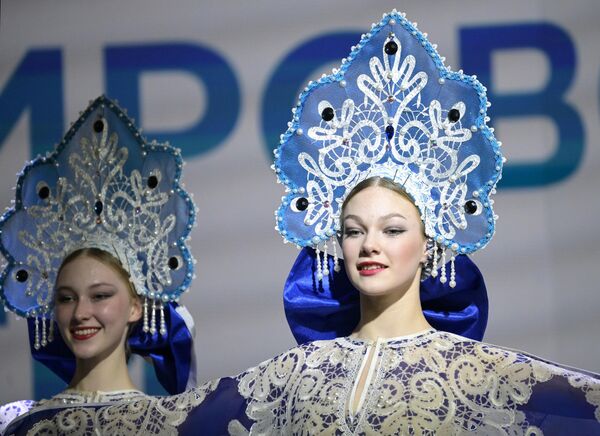 Chicas en trajes nacionales de la región rusa de Kírov. - Sputnik Mundo