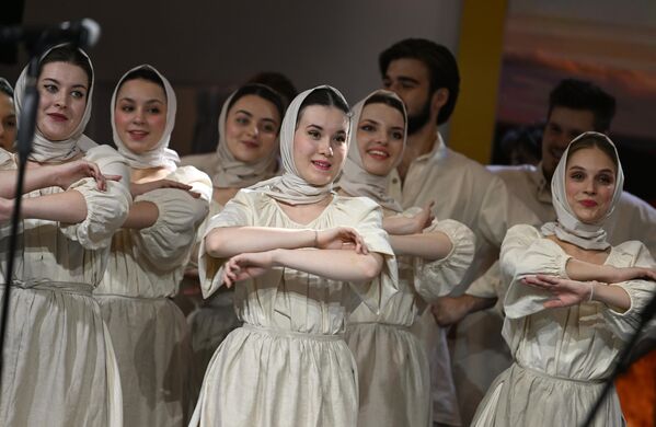 Mujeres y hombres bailando en trajes nacionales de la región rusa de Sarátov. - Sputnik Mundo