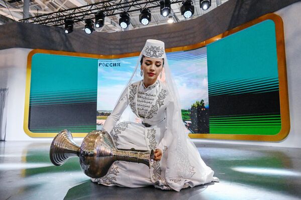 Una mujer en un traje nacional de la república rusa de Ingushetia, típico de las ceremonias de boda locales. - Sputnik Mundo