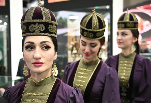 Chicas en trajes folclóricos de la república rusa de Kabardino-Balkaria.  - Sputnik Mundo