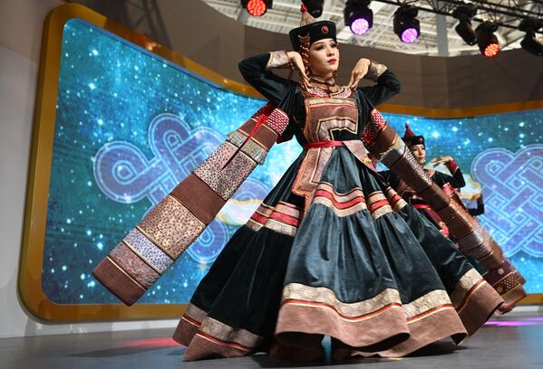 Una joven durante una danza folclórica en un traje tradicional nómada. - Sputnik Mundo