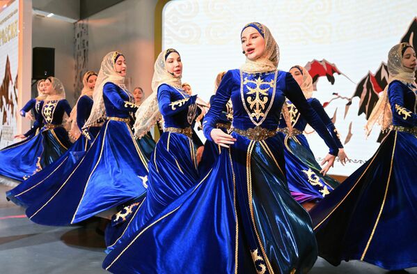 Mujeres bailando en trajes folclóricos de la república rusa de Chechenia. - Sputnik Mundo