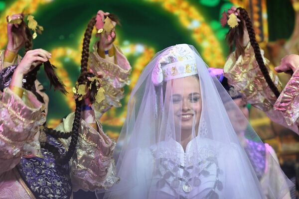 Chicas en trajes nacionales de la república rusa de Tatarstán. - Sputnik Mundo