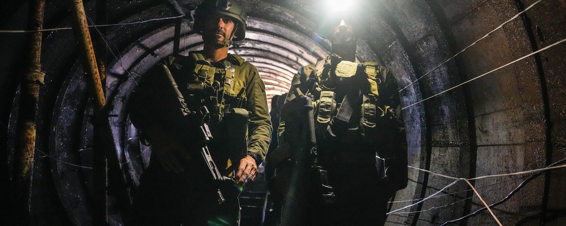 Soldados israelíes en un túnel que, alegan, utilizan los militantes de Hamás  - Sputnik Mundo, 1920, 30.01.2024