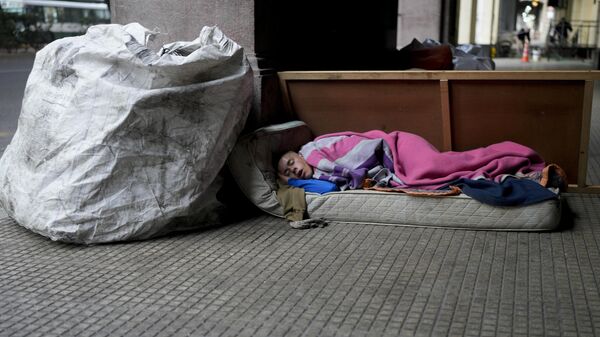 Una persona sin hogar en Argentina - Sputnik Mundo