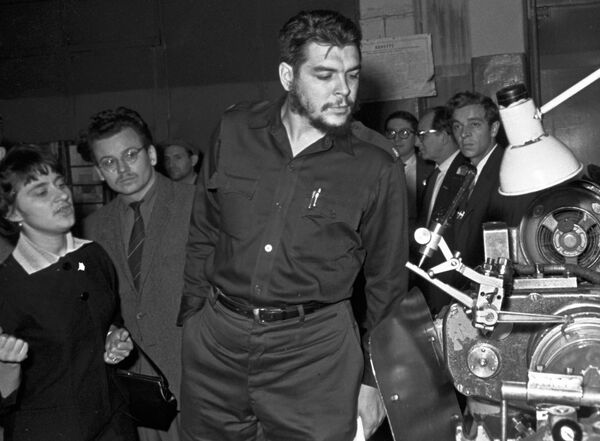 Una de las personas más famosas nacidas en el año del dragón es Ernesto el Che Guevara. El comandante de la Revolución Cubana e ídolo de millones en todo el mundo nació en Rosario, Argentina, el 14 de junio de 1928, en el año del dragón de tierra amarilla. - Sputnik Mundo